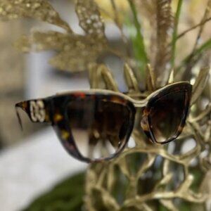 Stylish Women's Sunglasses With Gold Elements